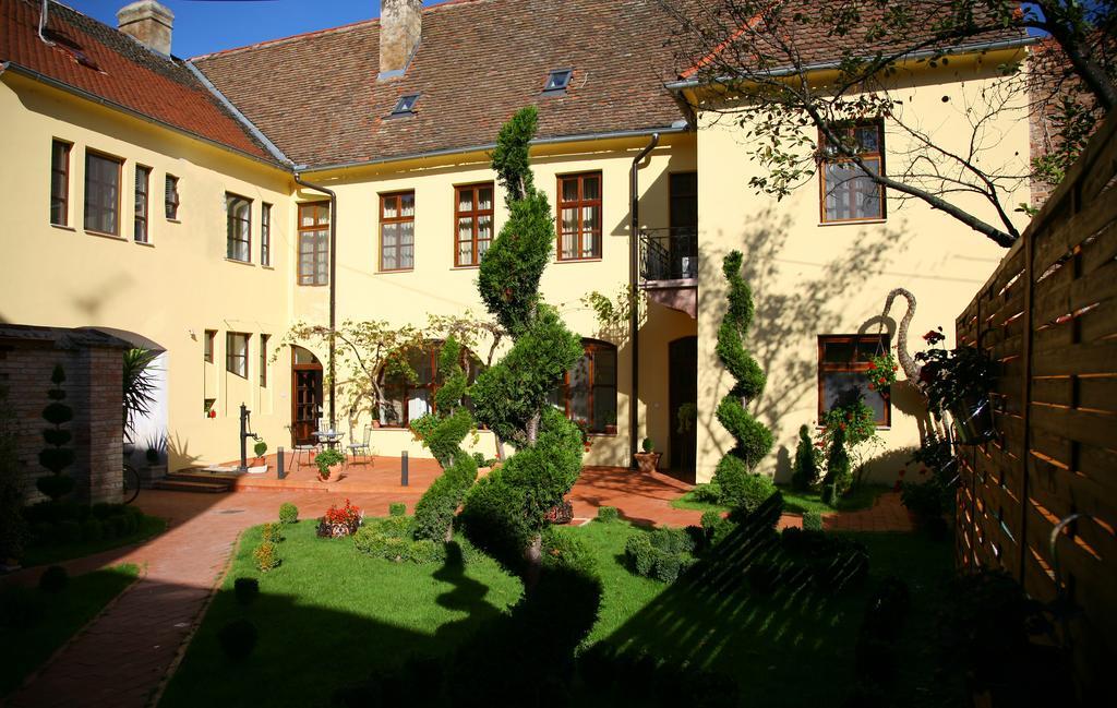 Bed and Breakfast Maksimilian Осиек Экстерьер фото